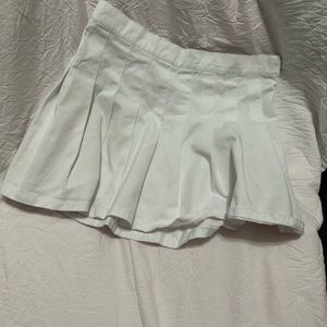 Mamba jeans. Detailed white skirt with lines.